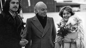 Sebastian Weingarten (links), sein späterer Adoptivvater  Gerhard Woyda und Schauspielerin Maria Schell 1981 vor der  Renitenz-Außenstelle, die sich im London Club des Hotels Stuttgart International befand. Foto: Renitenz