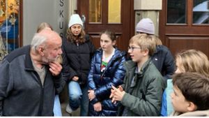 Gespräch der Schülerinnen und Schüler vor der Franziskaner-Stube   mit einem Obdachlosen. Foto: /privat