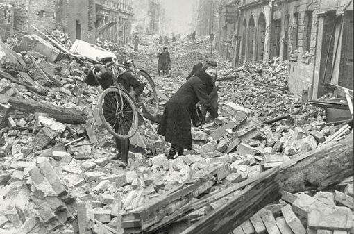 Berlin im Jahr 1945: Häuserreste blockieren die Straßen. Foto: Bundesarchiv/Agentur Scherl