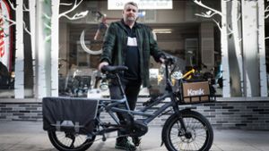 Michael Lausterer mit einem kompakteren E-Lastenrad: „Viele Familien waren glücklich über diese Alternative“ Foto: Lichtgut/Achim Zweygarth