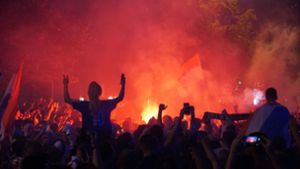 Die kroatischen Fans auf der Theodor-Heuss-Straße in Stuttgart. Foto: Andreas Rosar Fotoagentur-Stuttg