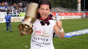 Gute Erinnerungen ans Gazistadion: Ndriqim Halili holt 2016 mit dem FV Ravensburg den WFV-Pokal auf der Waldau. Foto: Baumann