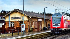 Der Zug der Zeit ist am alten   Bahnhof in Oberboihingen vorbeigefahren. Jetzt soll dem  Gebäude als Bürgercafé  und Kulturschuppen ein neues Leben beschieden sein. Foto: Ines Rudel