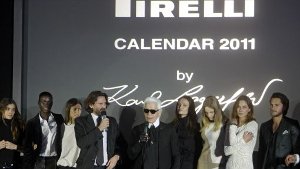 Der Fotograf umringt von seinen Motiven: In Moskau haben Karl Lagerfeld (Mitte) und der französische Autor Frédéric Beigbeder (Vierter von links) am Dienstag den neuen Pirelli-Kalender vorgestellt. Foto: AP