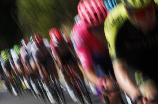 Die Jagd auf das gelbe Trikot bei der Tour de France kann erst Ende August starten. Foto: AP/Thibault Camus