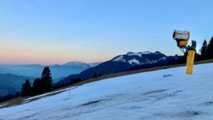 Eine Schneekanone steht auf knapp 1100 Meter Höhe am Sudelfeld: In den Bergen fehlt es an Schnee, selbst für künstliche Beschneiung ist es oft zu warm. Foto: Sabine Dobel/dpa