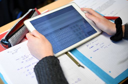 Die Schulen erhalten Geld für die digitale Ausstattung – etwa für die Anschaffung von Tablets. Foto: dpa