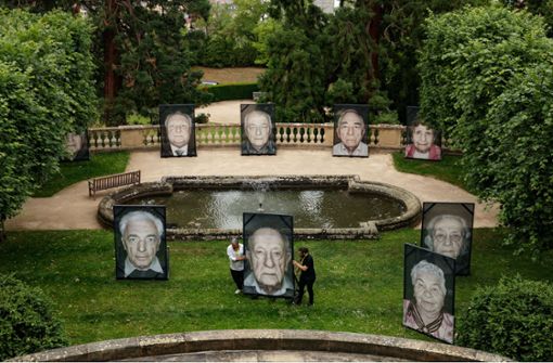 Fotografien, die ihre Wirkung nicht verfehlen:  die Porträts von Holocaust-Überlebenden im Park der Villa Reitzenstein. Foto: Lichtgut/Leif Piechowski