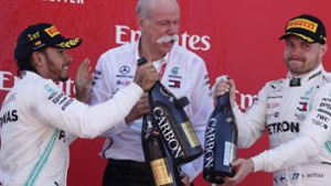 Ein Schlückchen in Ehren: Dieter Zetsche (Mitte) feiert den Doppelerfolg von Lewis Hamilton (links) und Valtteri Bottas in Barcelona. Foto: AP