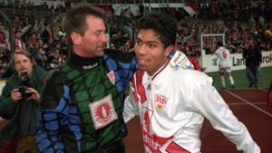 Torwart Eike Immel und Stürmer Giovane Elber feiern den 4:2-Sieg des VfB über Bayer Leverkusen am 1. April 1995. Foto: imago/Rudel