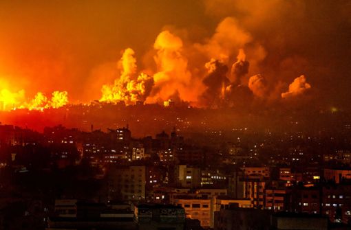 Feuer und Rauch steigen nach einem israelischen Luftangriff aus dem  Gazastreifen auf. Von hier aus hatte die Terrororganisation am vergangenen Samstag Israel angegriffen. Foto: dpa//Fatima Shbair