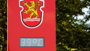 39 Grad Celsius zeigt eine Temperatur-Anzeige unter dem Wappen von Lauenau auf dem Hof der Freiwilligen Feuerwehr Lauenau. Foto: dpa/Moritz Frankenberg
