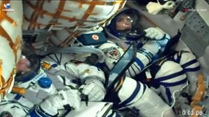 Kosmonaut Oleg Novitsky und Kosmonautin Marina Vasilevskaya am 21. März im Sojus MS-25-Raumschiff. Foto: Uncredited/Roscosmos space corporation/AP/dpa
