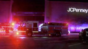 Rettungskräfte vor einem Einkaufszentrum in Birmingham in den USA, wo am Black Friday ein junger Mann von einem Polizisten erschossen worden war. Foto: WBMA, ABC 33/40