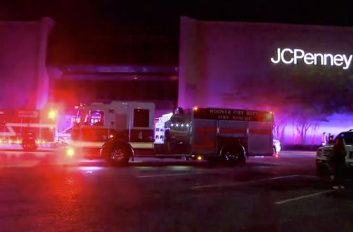 Rettungskräfte vor einem Einkaufszentrum in Birmingham in den USA, wo am Black Friday ein junger Mann von einem Polizisten erschossen worden war. Foto: WBMA, ABC 33/40