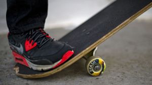 Schon seit 1981 steht der russische Rentner auf dem Skateboard. Foto: AFP/CARL DE SOUZA