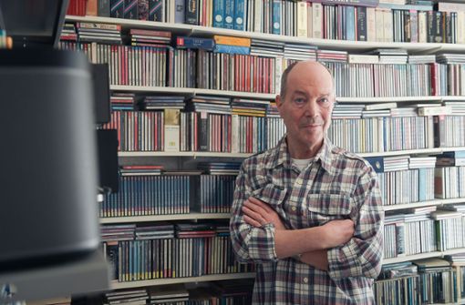 Das Toupet seiner aktiven Radiozeit trägt er nicht mehr: Michael Branik vor seiner CD-Sammlung. Foto: Lichtgut/Max Kovalenko