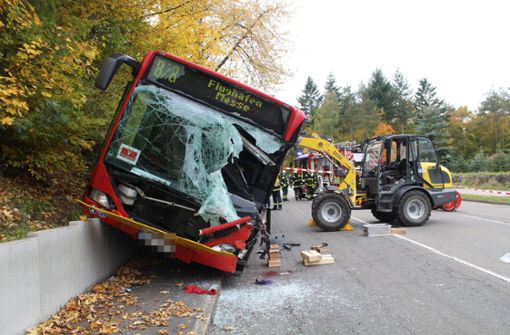 Der Radlader war am Mittwoch in Dettenhausen in den Bus gekracht. Foto: SDMG//Schulz