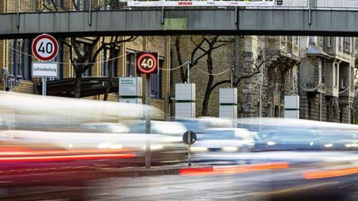 Autos in der EU sollen weniger Schadstoffe verursachen (Symbolbild). Foto: imago images/Arnulf Hettrich
