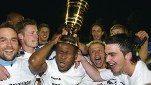 Bashiru Gambo feiert mit dem Pott auf dem Kopf den WFV-Pokal-Sieg mit den Stuttgarter Kickers 2006. Foto: Baumann/Baumann