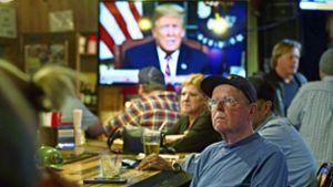Die Menschen haben sich in Kneipen und anderswo getroffen, um Trumps Rede an die Nation zu verfolgen. Foto: Getty