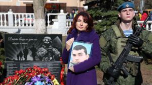 Hohe Verluste auch für Russland: Eine Angehörige bei der Einweihung des Ehrenmals für in der Ukraine gefallene Soldaten in Jewpatorija auf der Krim. Foto: AFP/Stringer