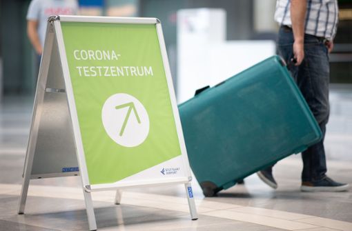 Nach der Entdeckung einer hoch ansteckenden Variante des Coronavirus in Großbritannien haben die Behörden die Sicherheitsvorkehrungen am Stuttgarter Flughafen erhöht. Foto: dpa/Sebastian Gollnow