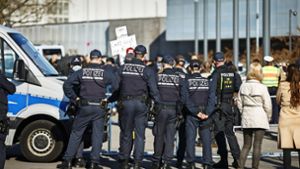 Die Polizei ist vor dem Stammheimer  Justizgebäude permanent in Alarmbereitschaft. Foto: Lichtgut/Julian Rettig
