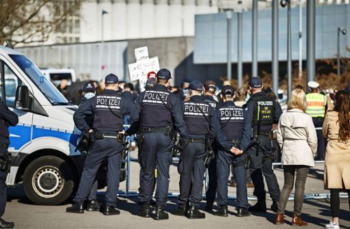 Die Polizei ist vor dem Stammheimer  Justizgebäude permanent in Alarmbereitschaft. Foto: Lichtgut/Julian Rettig