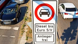 In Hamburg gilt seit Juli ein straßenbezogenes Diesel-Fahrverbot, das auch Euro-5-Autos einschließt. In Stuttgart sind zunächst Fahrzeuge bis Euro 4 betroffen. Foto: dpa