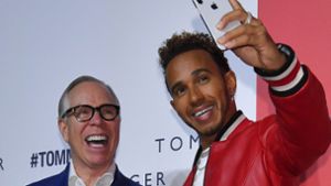 Mal Rennfahrer, mal Dressman, mal Partyhengst: Lewis Hamilton (re.(/mit Modeschöpfer Tommy Hilfiger) ist ein Mann mit vielen Gesichtern. Foto: Getty Images AsiaPac