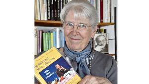 Eleonore Lindenberg verwaltet den Nachlass des Cannstatter Schriftstellers Thaddäus Troll. Auf der DVD ist ein Interview mit ihr zu sehen. Foto: Claudia Leihenseder