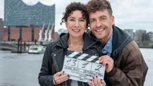 Maria Ketikidou und Enrique Fiß stehen für den Großstadtrevier-Film Triage vor der Kamera. Foto: NDR/ARD/Thorsten Jander