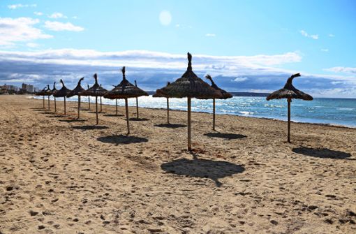Der Strand bei Palma de Mallorca ist zurzeit menschenleer. Die Insel gehört sonst zu den liebsten Reisezielen der Deutschen. Foto: dpa/Clara Margais