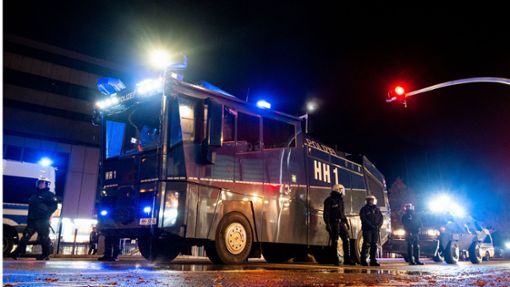 Im Hamburg kamen in der Halloweennacht Wasserwerfer zum Einsatz. Foto: dpa/Daniel Bockwoldt