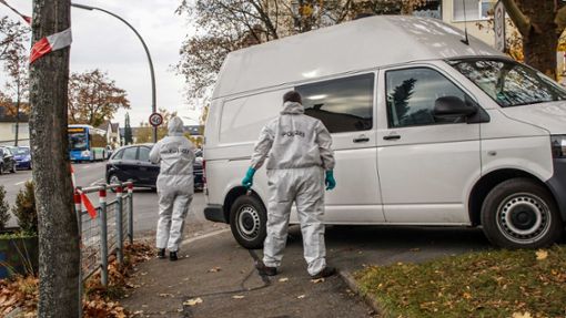 Nach dem Mord an Sabine P. sichern Polizeibeamte  Spuren am Tatort. Foto: SDMG/Dettenmeyer