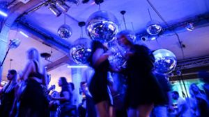 Die Discokugeln und die Tänzer müssen wieder ruhen. Baden-Württemberg schließt Clubs und Discotheken. Foto: dpa/Felix Kästle