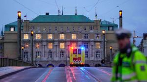 Ein Krankenwagen fährt in Richtung des Gebäudes der Philosophischen Fakultät der Karlsuniversität. Foto: dpa/Petr David Josek
