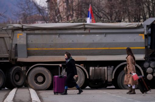 Mit großen LKWs wird eine Straße in Mitrovica gesperrt. Foto: AFP/ARMEND NIMANI