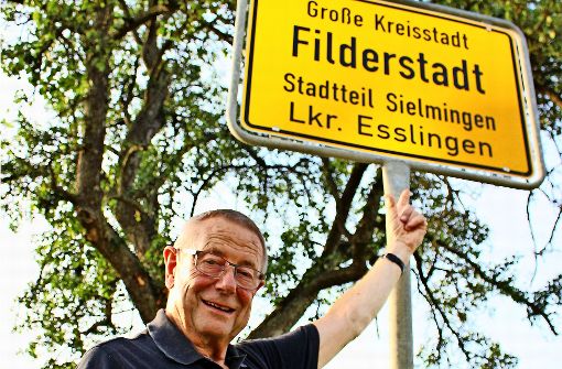 Der Sielminger Paul Schurr war 33 Jahre lang Gemeinderat – erst in Sielmingen, dann in Filderstadt. Er kennt die Geschichte gut. Foto: Holowiecki