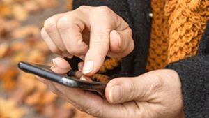 Betrüger versuchen, per Schockanruf, SMS oder WhatsApp-Nachricht Kasse zu machen – häufig bei älteren Menschen. Foto: dpa/Christin Klose