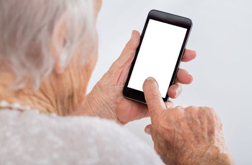 Eine Seniorin aus Geislingen hat eine Telefonbetrügerin entnervt zurückgelassen. (Symbolbild) Foto: Shutterstock/Andrey_Popov