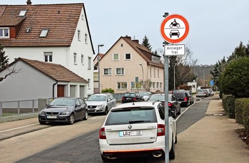 Auch die Anliegerstraßen rund um das Porschewerk werden regelmäßig von Fahrzeugen von Pendlern zugeparkt. Foto: Bernd Zeyer