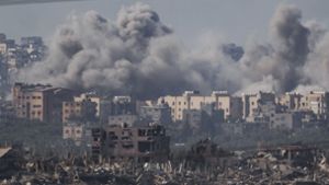 Rauch steigt nach einem israelischen Luftangriff im Gazastreifen auf. Foto: dpa/Leo Correa