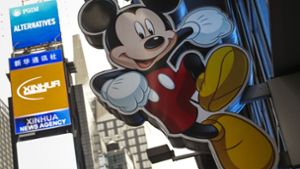 Micky hat – wie hier vorm Disney-Laden am Times Square – gut grinsen: Walt Disney wird immer mächtiger. Foto: AFP/Getty