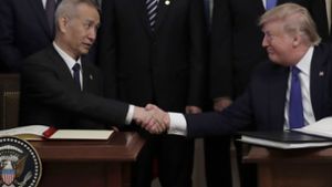 Donald Trump (rechts) und Liu He  nach der Unterzeichnung des Handelsabkommens Foto: dpa/Evan Vucci