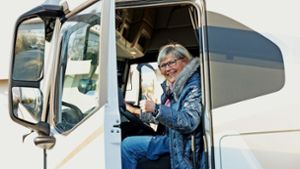 Mittlerweile ist Helga Blohm 69 Jahre alt und sitzt nur noch zu Werbezwecken für ihre Lesungen im Lkw-Führerhaus Foto: /Christoph Bluethner