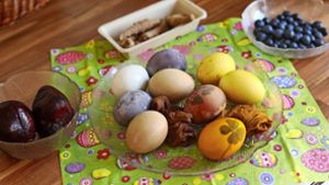 Rote Bete, Kurkuma und Heidelbeeren, dazu Petersilie, Glücksklee und ausgediente Nylonstrümpfe – auch so kann man Eier färben.Haben die Eier schon die Farbe der geriebenen Kurkumawurzel (rechts) Foto: Werner Kuhnle