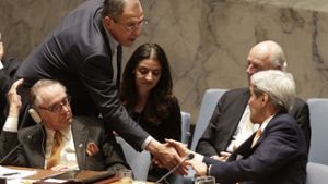 Die Außenminister Russlands und der Vereinigten Staaten, Lawrow (links) und Kerry, reichen sich die Hand. In der Nacht auf Samstag hat sich der UN-Sicherheitsrat auf einen Friedensplan für Syrien geeinigt. Foto: EPA