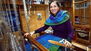 Simone Mack webt Schals und Geschirrtücher mit traditionellen Mustern in bunten Farben. Foto: Ines Rudel